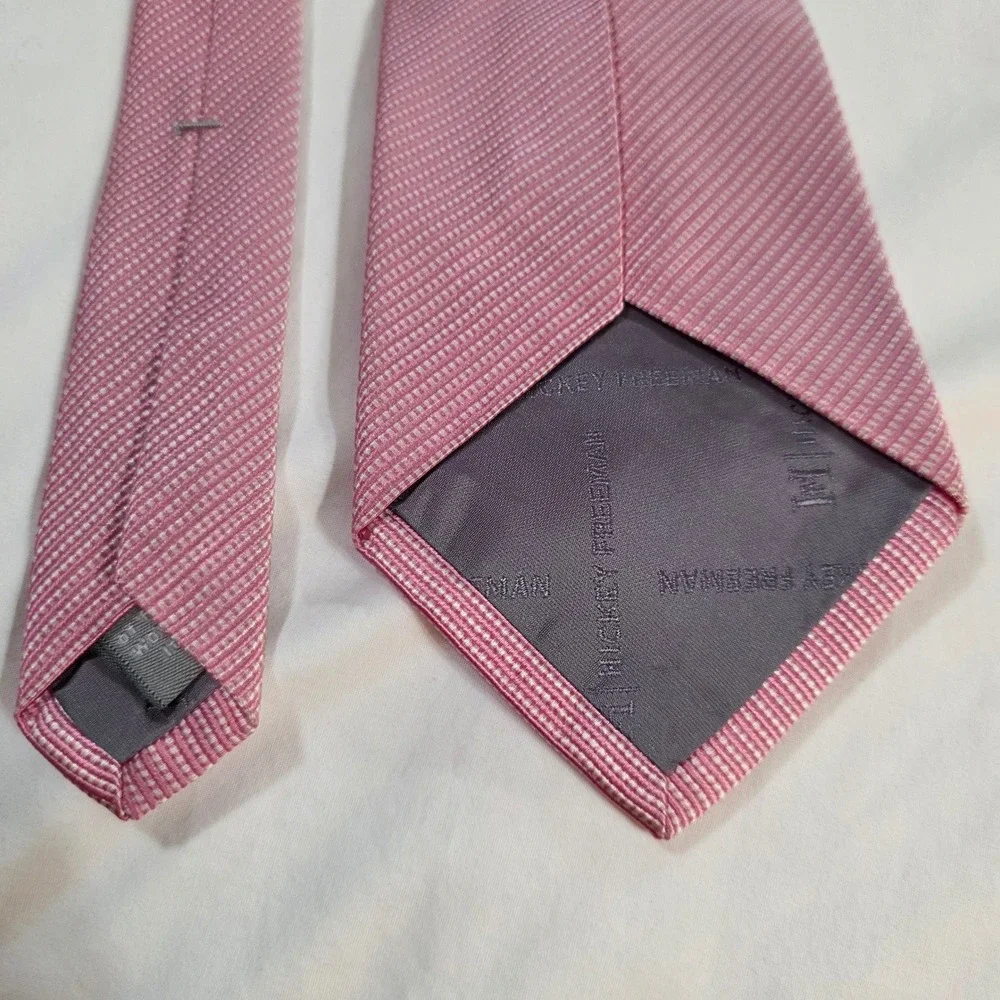 Hickey Freeman Mens Pink White Micro Pattern 100% Silk Tie Made in USA Italy